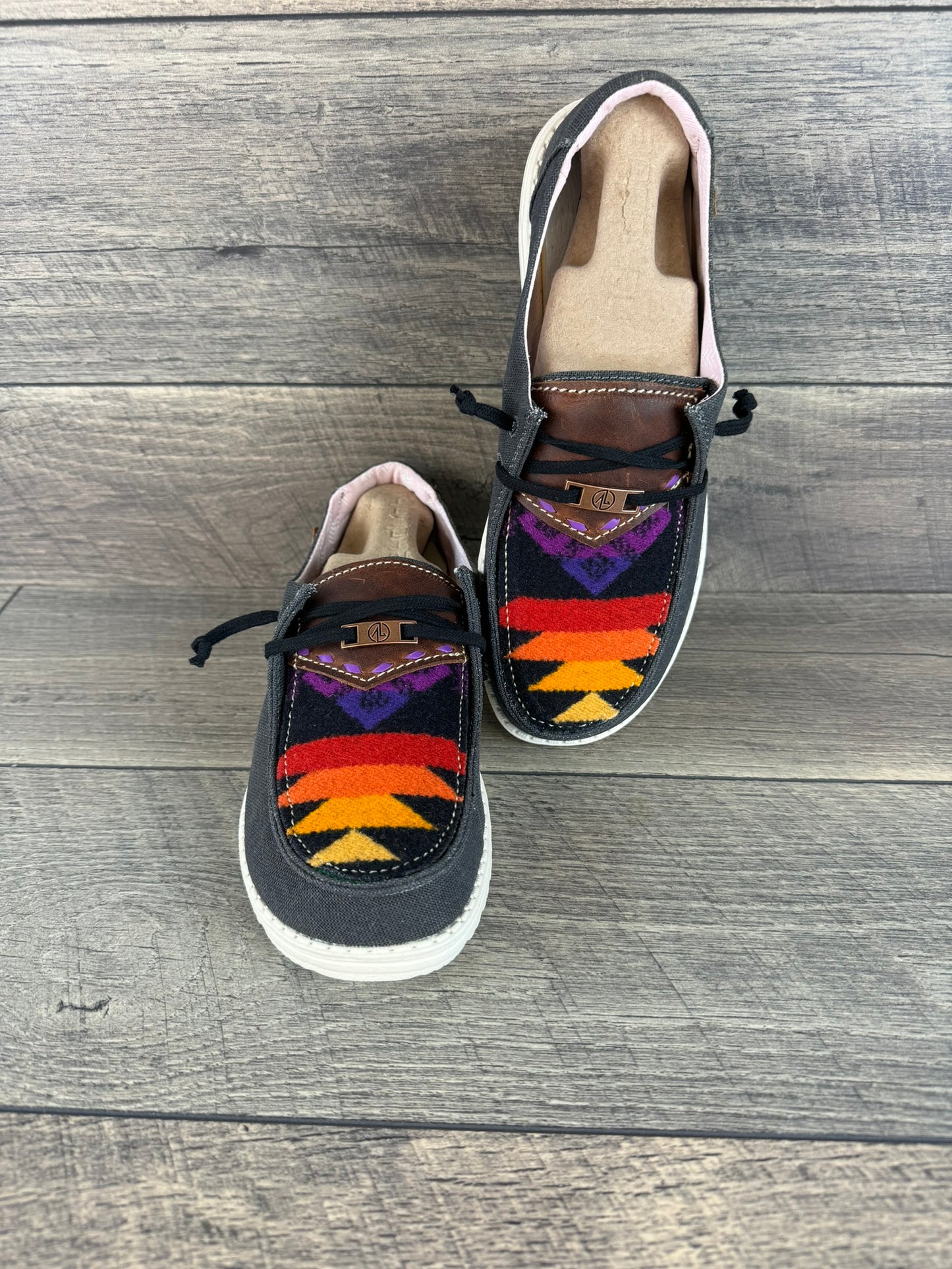 Women’s Size 8 - Black/Aztec